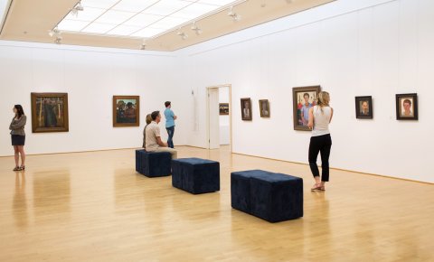 Ausstellungssaal mit Besuchern im Paula Modersohn-Becker Museum. Ausstellungssaal mit Besuchern im Paula Modersohn-Becker Museum.